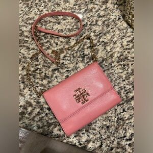 Tory Burch Women's Britten Pebble Chain Wallet, Pink